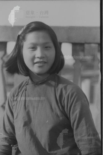 著棉襖的少女之一