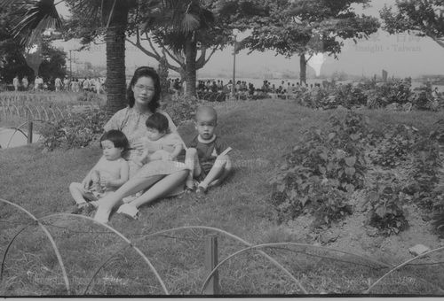 張才妻兒於上海之二