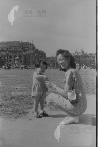 張寶鳳母女在公園之一