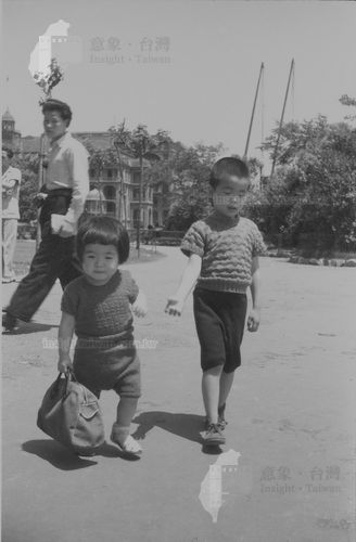 公園中的張曙光兄妹之一