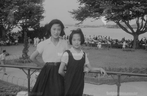 制服女童合影之一