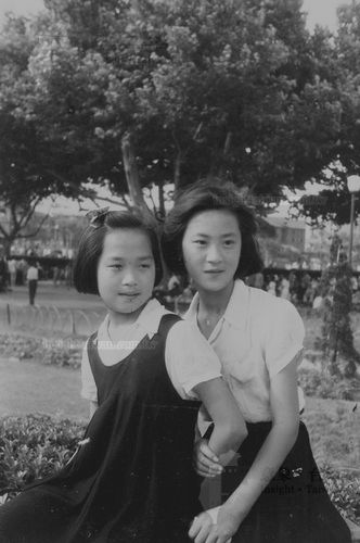 制服女童合影之二