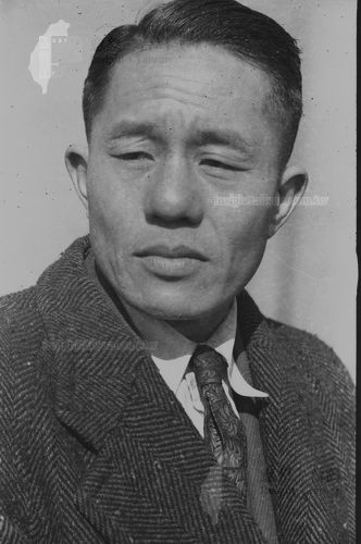 西裝大衣男子之一