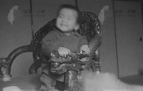 太師椅上的小童之二