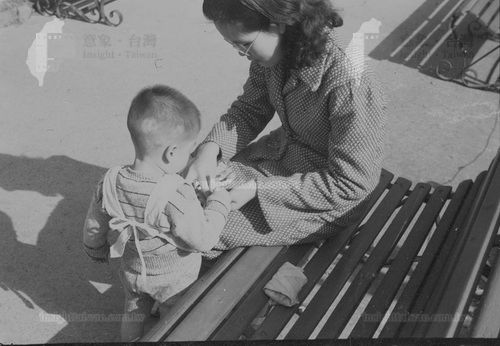 長椅上的張寶鳳與子之一
