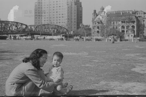 外灘公園內的母子之二