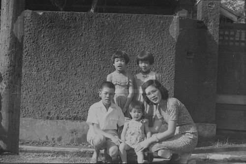 張才妻兒於家門口之一