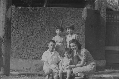 張才妻兒於家門口之二