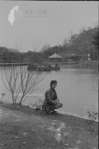 張寶鳳在池畔