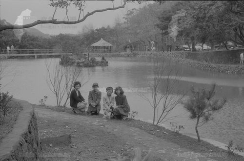 池畔的女子們