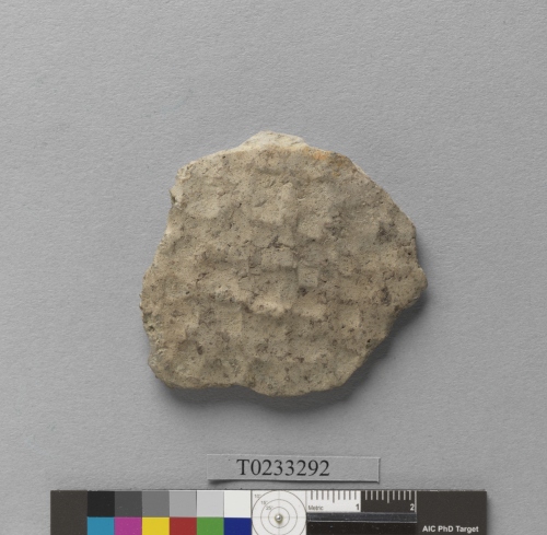 遺物：方格印紋夾砂陶腹片