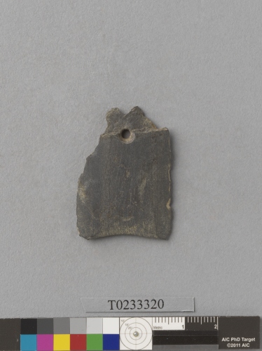 遺物：磨製穿孔矛鏃形器