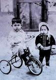 昭和初期兒童著童裝乘三輪車之照