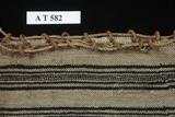 中文名稱：網袋（編目號：AT582）原住民族語名稱：lavats英文名稱：Knit Bag舊登錄名稱：網袋