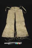 中文名稱：男子獸皮後敞褲（編目號：AT3419-2）原住民族語名稱：katsingi英文名稱：Male Leg-coverings舊登錄名稱：獵裝皮衣褲