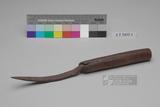 中文名稱：手鍬（編目號：AT3432-1）原住民族語名稱：tsuburu舊登錄名稱：手鍬