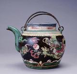 中文品名：紫砂加彩龍戲珠紋茶壺（77-00653）