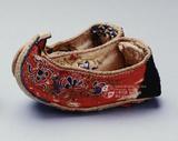中文品名：紅地寶相花紋弓鞋