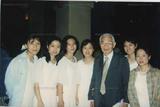 84級女聲合唱團與張錦鴻合照