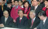 事件標題:宋楚瑜在新台灣人服務團隊伙伴陪同下召開記者會，宣佈將展開籌組新政黨，至於政黨名稱則未確定