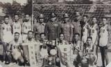 孫立人將軍與獲得第二屆國軍運動會乙組冠軍之陸軍排球隊