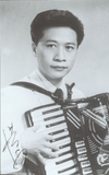 洪一峰走唱時期手執手風琴拍攝之宣傳照