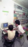 事件標題:學童觀看教學錄影帶（B-011-6302）