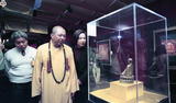 事件標題:悟空法師與過去曾是歌星的信徒張鴻參觀中國時報舉辦「慈悲、智慧－藏傳佛教藝術大展」（B-011-7680）