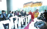 事件標題:喜饒根登仁波切參觀中國時報舉辦「慈悲、智慧－藏傳佛教藝術大展」（B-012-5429）