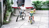 事件標題:小孩嬉玩，騎腳踏車（B-015-2154）
