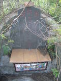 Tombstone of 何 (HE...