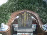 Tombstone of ² (JIAN3) family at Taiwan, Taibeixian, Shidingxiang, near exit from Highway 5. The tombstone-ID is 20098; xWAx_AmAaD5XfA²mӸOC