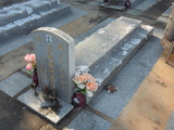 Tombstone of ù (LUO2) family at Taiwan, Jinmenxian, Lieyuxiang, Lieyu Public Graveyard. The tombstone-ID is 24929; xWAAPmAPӡAùmӸOC