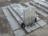 Tombstone of d (WU2) family at Taiwan, Jinmenxian, Lieyuxiang, Lieyu Public Graveyard. The tombstone-ID is 24931; xWAAPmAPӡAdmӸOC