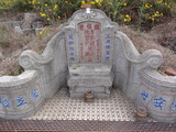 Tombstone of i (ZHANG1) family at Taiwan, Taizhongxian, Fengyuanshi, Wengzili, Fongyuanshi 6th graveyard. The tombstone-ID is 28880; xWAxA׭쥫AΤlA׭ĤӡAimӸOC