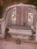 Tombstone of  (LIANG2) family at Taiwan, Zhanghuaxian, Xiushuixiang, Shangzhuwei, graveyard with linguta. The tombstone-ID is 28701; xWAƿAqmAW˳AF𪺤@BӶAmӸOC
