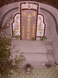 Tombstone of i (ZHANG1) family at Taiwan, Zhanghuaxian, Xiushuixiang, Shangzhuwei, graveyard with linguta. The tombstone-ID is 28705; xWAƿAqmAW˳AF𪺤@BӶAimӸOC