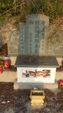 Tombstone of 何 (HE2) family at Taiwan, Jiayixian, Xingangxiang, Xizhuangcun, west of village. The tombstone-ID is 27319; 台灣，嘉義縣，新港鄉，西庄村，村子西邊，何姓之墓碑。