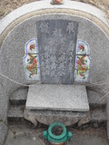 Tombstone of d (WU2) family at Taiwan, Zhanghuaxian, Xiushuixiang, Zengcuo, south of Highway 142. The tombstone-ID is 27422; xWAƿAqmAA142DnAdmӸOC