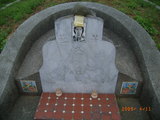 Tombstone of Q (WEI4) family at Taiwan, Miaolishi, second public graveyard. The tombstone-ID is 8062; xWA]ߥAĤGӡAQmӸOC