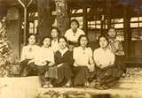 鍾有妹女士(下排左三)與學生