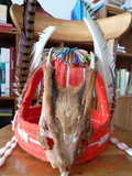 張文良展示用獸骨製作的傳統帽
