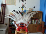張文良展示用羽毛做裝飾的傳統帽