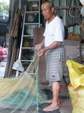 整理漁網準備抓飛魚