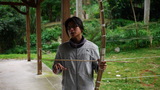 部落青年講解弓箭的使用